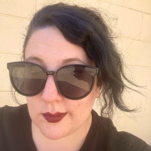 Meet your Posher, Cassandra